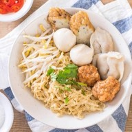 ก๋วยเตี๋ยวลูกชิ้นปลา แม่รวย สาขา 1