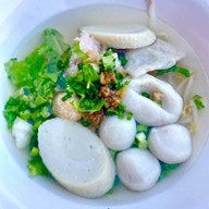 ก๋วยเตี๋ยวลูกชิ้นปลา แม่รวย สาขา 1