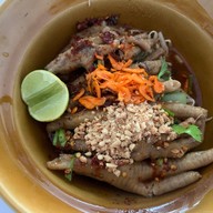 ก๋วยเตี๋ยวไก่ตุ๋นไก่ทอดปั้นทอง ม.หัวเฉียว อาคารดิอิมเพลสสุวรรณภูมิ ซ.มัณฑนา