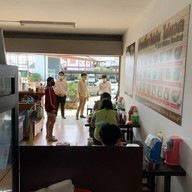 ก๋วยเตี๋ยวไก่ตุ๋นไก่ทอดปั้นทอง ม.หัวเฉียว อาคารดิอิมเพลสสุวรรณภูมิ ซ.มัณฑนา