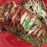 ก๋วยเตี๋ยวไก่ตุ๋นไก่ทอดปั้นทอง ม.หัวเฉียว อาคารดิอิมเพลสสุวรรณภูมิ ซ.มัณฑนา