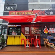 บรรยากาศ Ribz & Wingz เอสโซ่ พระราม4