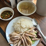 เมนูของร้าน ก่วงเฮง (MRT พระรามเก้า) ข้าวมันไก่ประตูน้ำ แกรปแอนโก สาขา MRT พระรามเก้า  ประตูทางออก 3