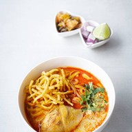 เมนูของร้าน ข้าวซอย น้ำเงี้ยว “ใส่ใจ“ สันโค้งน้อย