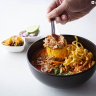 เมนูของร้าน ข้าวซอย น้ำเงี้ยว “ใส่ใจ“ สันโค้งน้อย