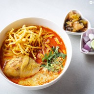 เมนูของร้าน ข้าวซอย น้ำเงี้ยว “ใส่ใจ“ สันโค้งน้อย