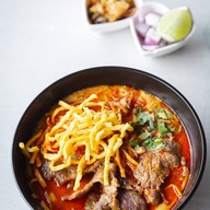 เมนูของร้าน ข้าวซอย น้ำเงี้ยว “ใส่ใจ“ สันโค้งน้อย