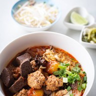 เมนูของร้าน ข้าวซอย น้ำเงี้ยว “ใส่ใจ“ สันโค้งน้อย