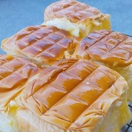 ขนมปังปิ้งเตาถ่าน ปอ อัง ปัง