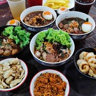 ก๋วยเตี๋ยวเรือกากหมูอยุธยา ถนนจันทน์.