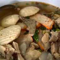 ก๋วยเตี๋ยวหมูยุพิน (เจ้าเก่าตลาดกิมหยง 40 ปี) 1