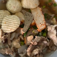 ก๋วยเตี๋ยวหมูยุพิน (เจ้าเก่าตลาดกิมหยง 40 ปี) 1