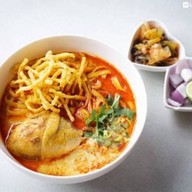 ข้าวซอย น้ำเงี้ยว “ใส่ใจ“ สันโค้งน้อย