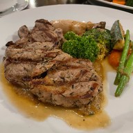 ถ่านไฟเก่ากริลล์รูม