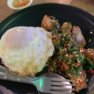 เมนูของร้าน กะเพราผัด รัชบาร์