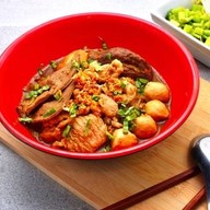 ก๋วยเตี๋ยวเรือหมูตุ๋นรสเด็ด อัอมใหญ่ ในซอยตองห้า