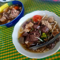 เมนูของร้าน ขนมจีนป้าดา เจ้าเก่าหลังนารีรัตน์ ประตูชัย