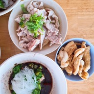 เมนูของร้าน ร้านก๋วนเตี๋ยวเรือ ป.ประทีป (ประชาอุทิศ131 ) ซ.ประชาอุทิศ131