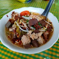 เมนูของร้าน ขนมจีนป้าดา เจ้าเก่าหลังนารีรัตน์ ประตูชัย