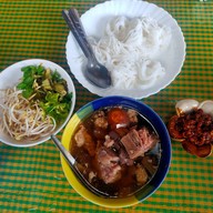 เมนูของร้าน ขนมจีนป้าดา เจ้าเก่าหลังนารีรัตน์ ประตูชัย