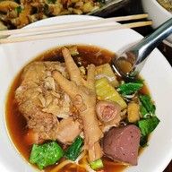 ร้านกินอิ่ม ถนนชาตะผดุง(หลังอนามัยแม่และเด็ก)