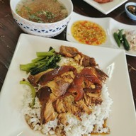 ร้านกินอิ่ม ถนนชาตะผดุง(หลังอนามัยแม่และเด็ก)