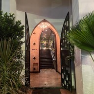 แจ่มจันทร์ บาร์ แอนด์ บิสโทร