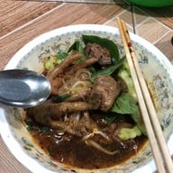 เมนูของร้าน ก๋วยเตี๋ยวไก่เจ๊แดง เซ็นทรัลลาดพร้าว