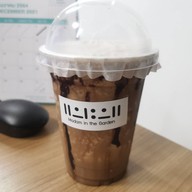 มาดาม อิน เดอะ การ์เด้น 1