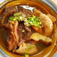 ก๋วยเตี๋ยวเนื้อโกเบ โรงเตี๊ยมสีแดง