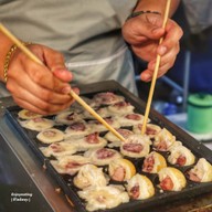 กิน กิน ทาโกะยากิ (Gin Gin Takoyaki & café たこ焼き & カフェ ตลาดบ้านสวนซอยคุณพระ