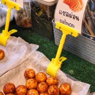 กิน กิน ทาโกะยากิ (Gin Gin Takoyaki & café たこ焼き & カフェ ตลาดบ้านสวนซอยคุณพระ