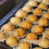 กิน กิน ทาโกะยากิ (Gin Gin Takoyaki & café たこ焼き & カフェ ตลาดบ้านสวนซอยคุณพระ