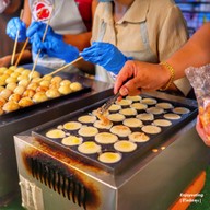 กิน กิน ทาโกะยากิ (Gin Gin Takoyaki & café たこ焼き & カフェ ตลาดบ้านสวนซอยคุณพระ