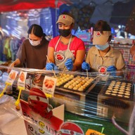 กิน กิน ทาโกะยากิ (Gin Gin Takoyaki & café たこ焼き & カフェ ตลาดบ้านสวนซอยคุณพระ