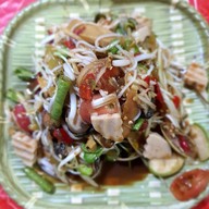 ส้มตำริมบึง