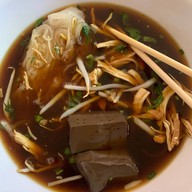 ก๋วยเตี๋ยวไก่มะระ นายสถานี & ข้าวขาหมู