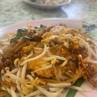 แมนโร่ผัดหมี่โคราชเจ้าเก่าดั้งเดิมหน้าวัดสระแก้ว