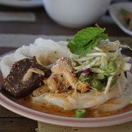 บ้านสวน ขนมจีน - ตำแคปหมู