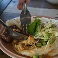 บ้านสวน ขนมจีน - ตำแคปหมู