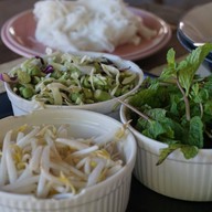 บ้านสวน ขนมจีน - ตำแคปหมู