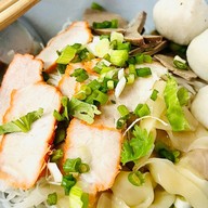 ก๋วยเตี๋ยวหมูยุพิน (เจ้าเก่าตลาดกิมหยง 40 ปี) 1