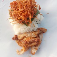 เมนูของร้าน ข้าวเหนียวหมูทอด ไข่เหลี้ยม นวลจันทร์