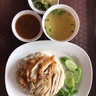 โกข้าวมันไก่ตอน & ก๋วยเตี๋ยวเรือ คู้บอน ซอย 4