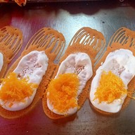 ร้านปารวตี ขนมเบื้อง ถังแตกหน้าโรงเรียนบุญวาทย์วิทยาลัย มีสาขาเดียวของจังหวัดลำปาง