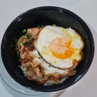 เมนูของร้าน ส่งเสบียง ไก่ทอดเกาหลีและข้าวหน้าสไตล์ญี่ปุ่น ซอย สาทร 1
