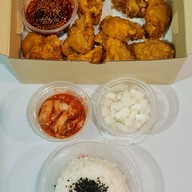 เมนูของร้าน ส่งเสบียง ไก่ทอดเกาหลีและข้าวหน้าสไตล์ญี่ปุ่น ซอย สาทร 1