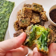 กุยช่ายทอด & ไส้กรอกอีสาน by ขุมทรัพย์เมืองนนท์ นนทบุรี