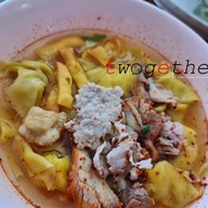 ก๋วยเตี๋ยวไทยครูตอม สายหนองปิง