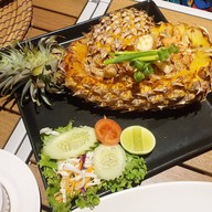 Lux Beach Club ร้านอาหาร Beach Front ในโรงแรม Arinara Bangtao Beach Resort